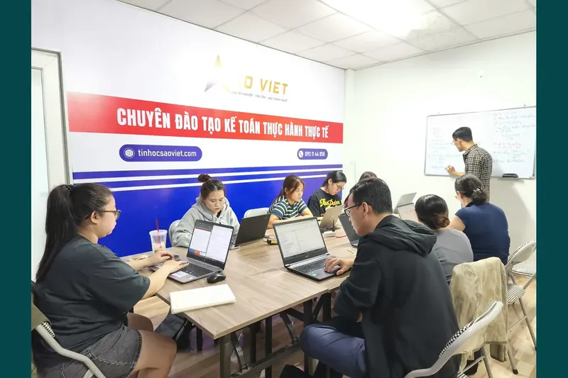 Lớp học kế toán thực tế với học viên và giảng viên